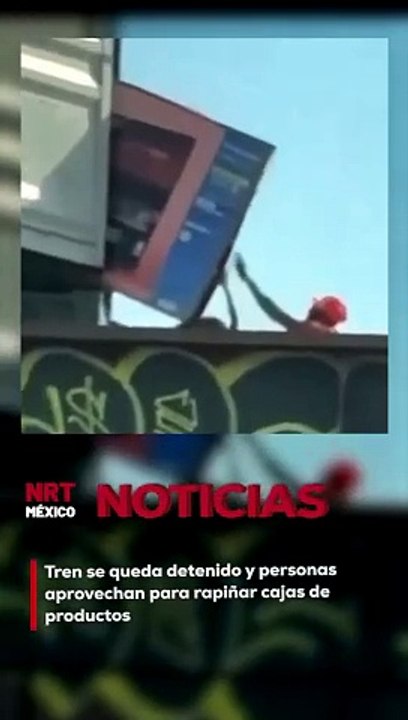 Según testigos, los criminales fueron vistos robando lo que parecían ser televisores de pantalla plana. La policía llegó al lugar y, mientras los vehículos de los delincuentes huían, los oficiales desenfundaron sus armas