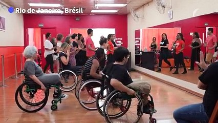 A Rio, des Brésiliens en fauteuil roulant apprennent à danser