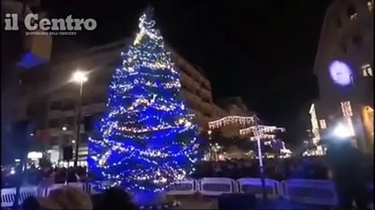 Tutti con gli sguardi in alto, incantati dalla musica e dalla danza aerea per accendere l'albero in piazza Salotto