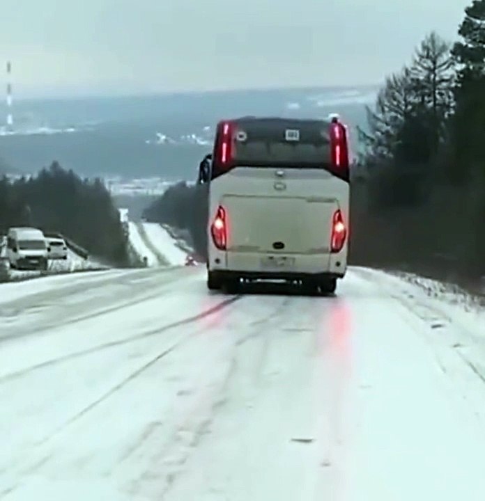 Ce conducteur de bus maitrise bien son véhicule sur une route verglacée
