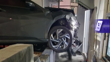 음식점 외벽에 승용차 '쾅'...운전자 "급발진" / YTN