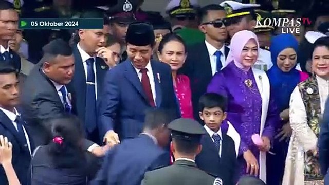 Jokowi Ucap Terima Kasih, Iriana Cium Jauh ke Arah Warga saat Tinggalkan Lokasi Acara HUT ke-79 TNI