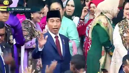 Video herunterladen: Saat Titiek Soeharto Ajak Swafoto Bersama Presiden Jokowi di HUT ke-79 TNI