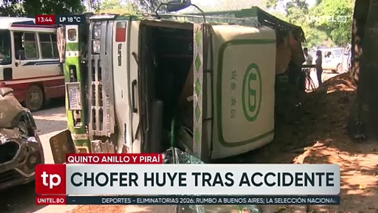 Chofer huye tras volcar su camión e impactar con otro vehículo, hay dos heridos