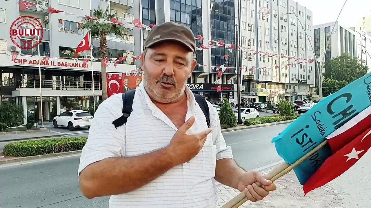Adana'da bozuk yolda balık tutan işçi işten çıkartıldı