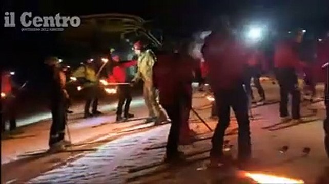 Nella notte e nel freddo brillano le fiaccole del ricordo della tragedia di Monte Cefalone