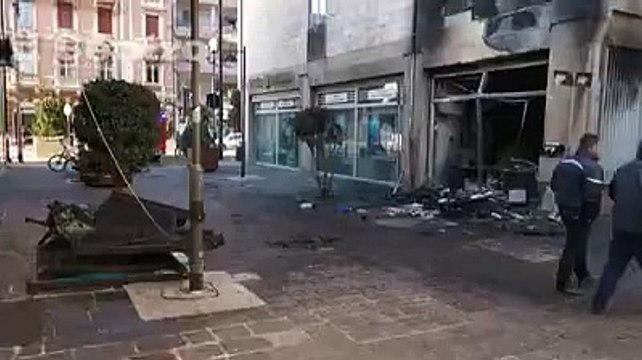 Cassonetti incendiati in centro, i danni alla banca sono rilevanti