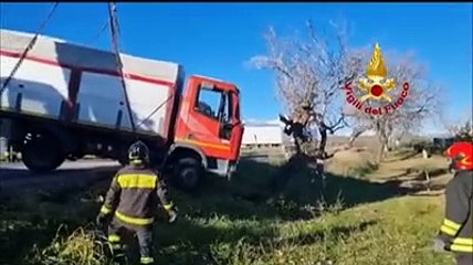L'autogr? rimette in carreggiata il camion finito nella scarpata