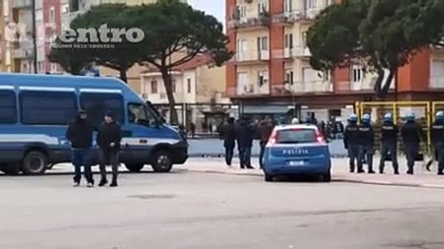 Pescara ko, la protesta dei tifosi fuori dallo stadio