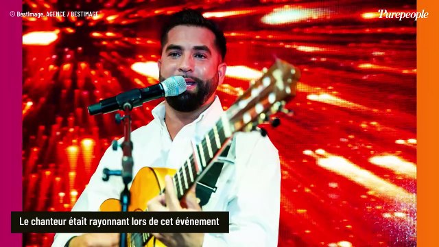 Kendji Girac rayonnant et très proche d'Eva Longoria qui lui fait de tendres bisous : il lui offre un sublime cadeau