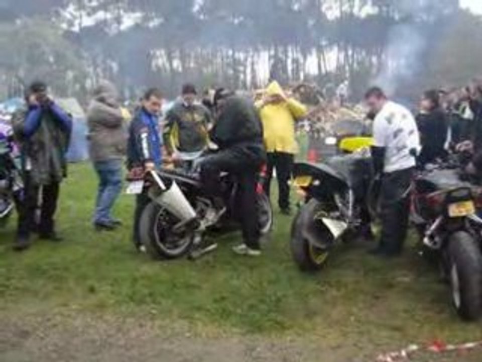 le mans 2008 rupture deux 1100 gsxr  avec des cônes