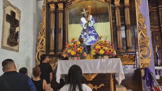 Devotos del Cristo Negro de Portobelo llegan a la iglesia para agradecer favores
