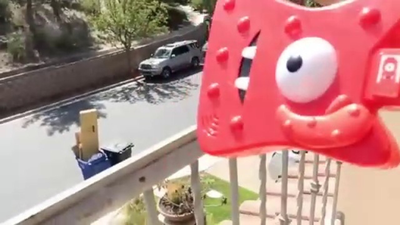 Yo Gabba Gabba Muno Guitar Destruction