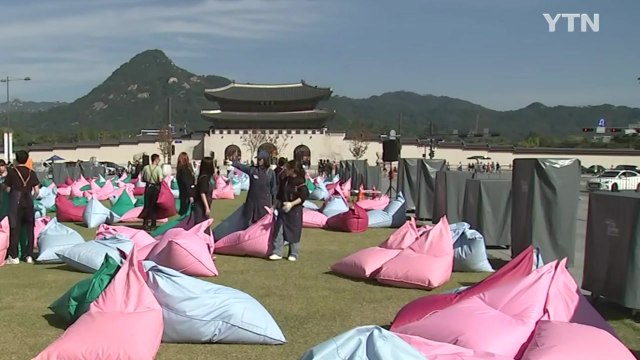 '한강 열풍' 서울 야외도서관 휴일 나들이객 '북적' / YTN