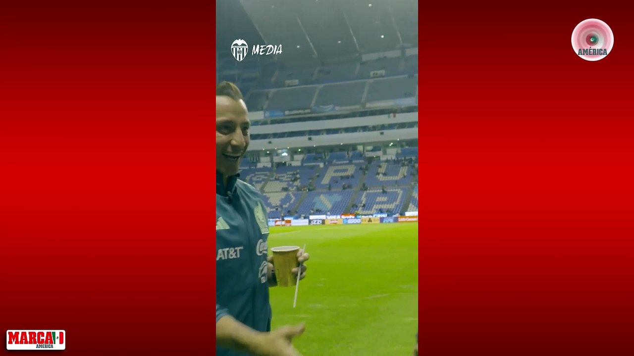 Andrés Guardado es homenajeado por el Valencia previo a enfrentar a México en el Estadio Cuauhtémoc de Puebla