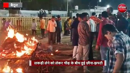 रावण दहन के बाद जली लकड़ी लेने उमड़ी भीड़
