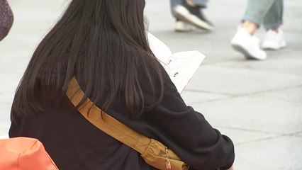 '한강 열풍' 서울 야외도서관 독서 나들이 '북적' / YTN