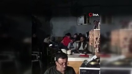 Bursa’da garip görüntü! Kahvehane sular altında kaldı vatandaşlar oyuna devam etti