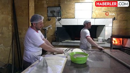 200 derece ateşin başında güle oynaya ekmek yapan fırıncı ekmeğe sevgisini katıyor
