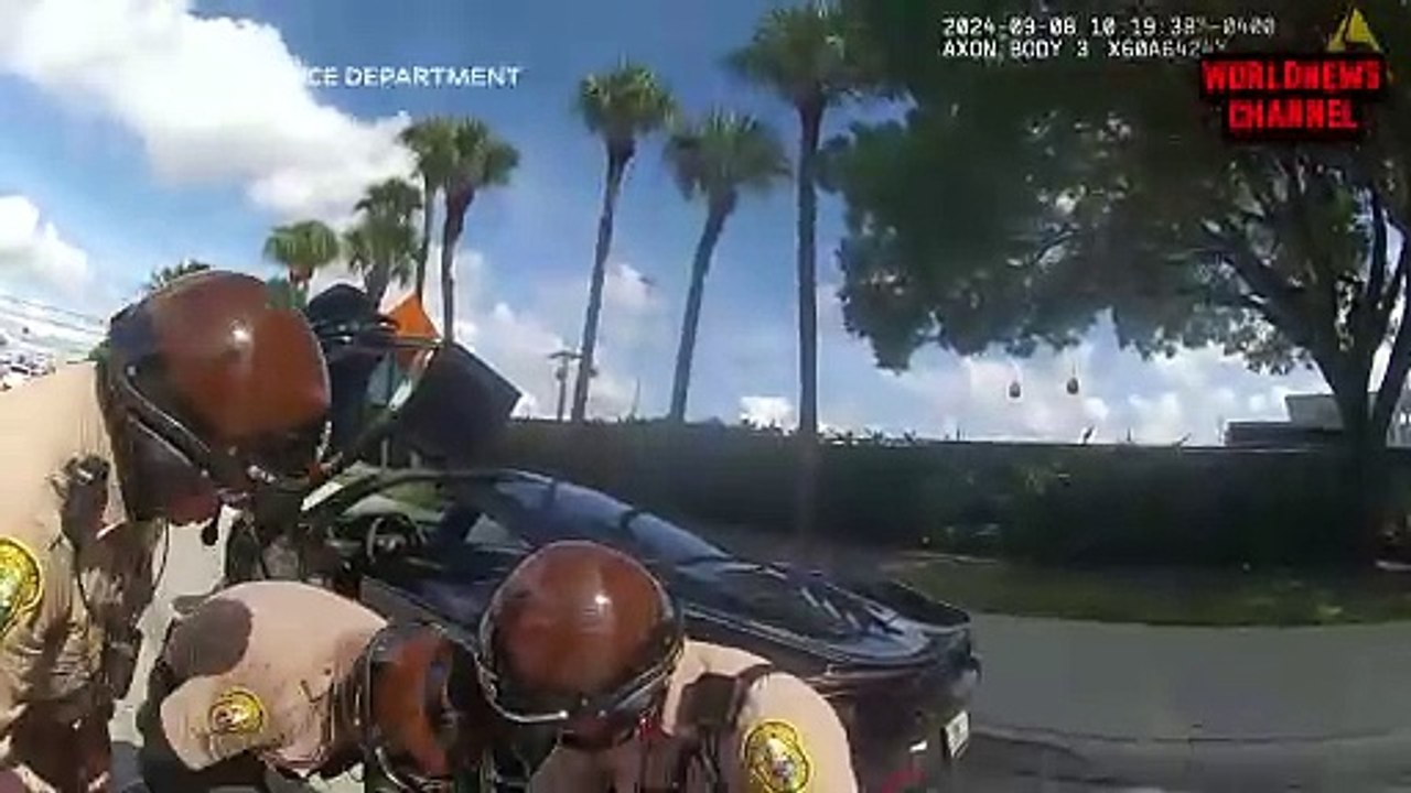 Tyreek Hill Detained: Shocking Bodycam Footage of NFL Star’s Arrest! #10