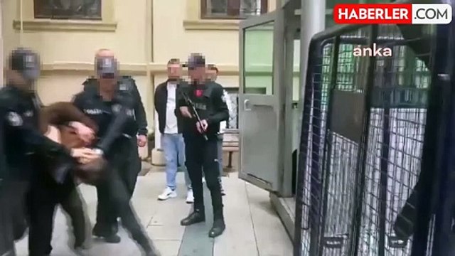 İstiklal Caddesi'nde Polis Memuruna Bıçaklı Saldırı