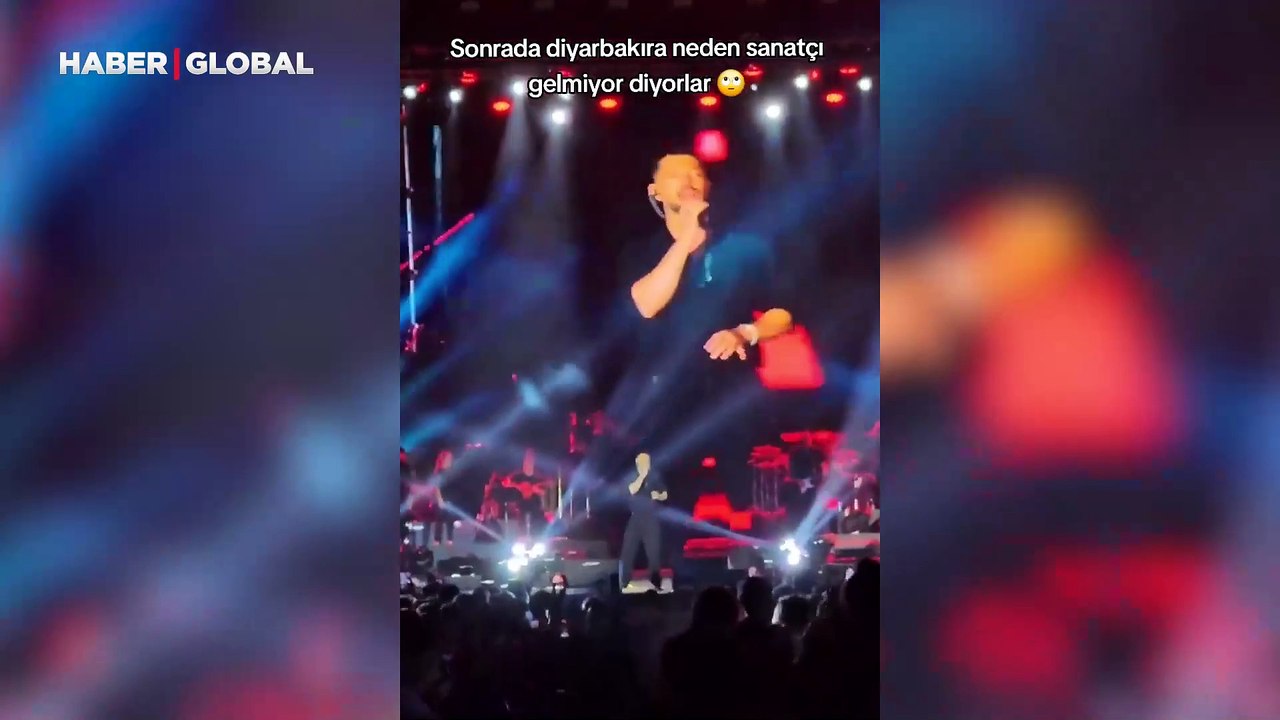 Murat Boz'a sahnede çirkin saldırı! Bir süre sendeledi...