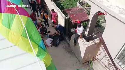 Yamaç paraşütçüsü ölümden döndü: İniş sırasında çatıya çarpıp düştü