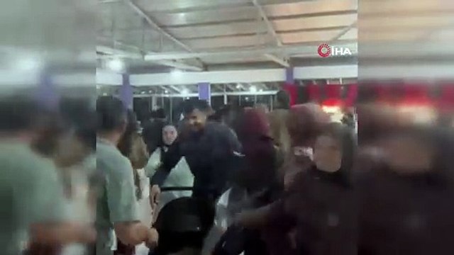 Saniye saniye kamerada! Düğün salonunu boks ringine çevirdiler