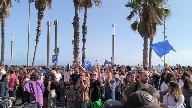 La protesta contra la Copa América se encuentra a asistentes a las regatas