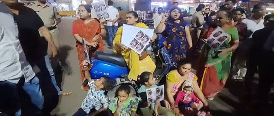 पुलिस के खिलाफ तीनबत्ती पर महिलाएं बच्चों के साथ धरने पर बैंठीं
