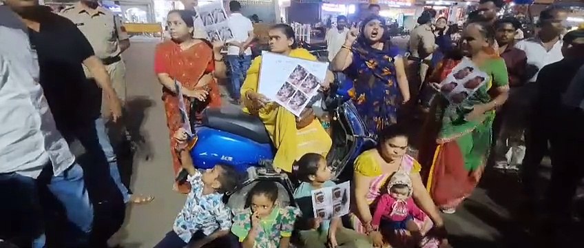 पुलिस के खिलाफ तीनबत्ती पर महिलाएं बच्चों के साथ धरने पर बैंठीं