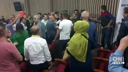 Yeni Malatyaspor kongresinde yumruklu kavga! Polisten müdahale...