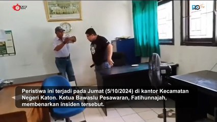 Camat Terciduk Warga Saat Ngumpet di Bawah Meja