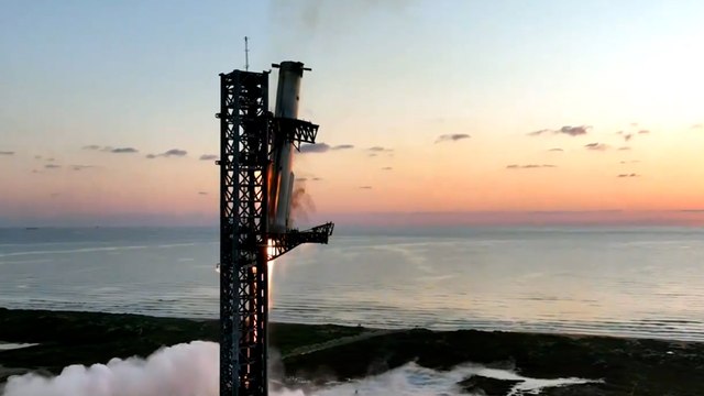 SpaceX rattrape le premier étage de la fusée Starship dans des bras mécaniques