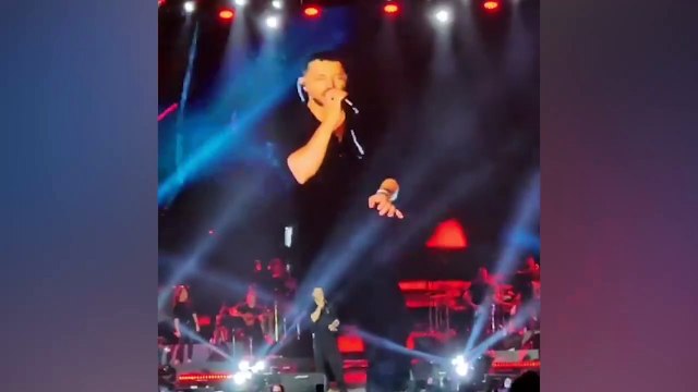 Murat Boz sahnede saldırıya uğradı