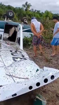Avião de pequeno porte cai no Paraná; imagens mostram local do acidente.