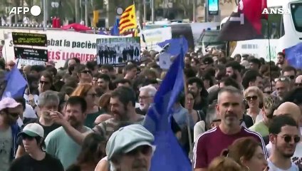 Barcellona, corteo durante l'America's Cup contro l'impennata del turismo