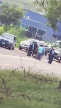 Microbús lleno de pasajeros sufre volcamiento en Choloma