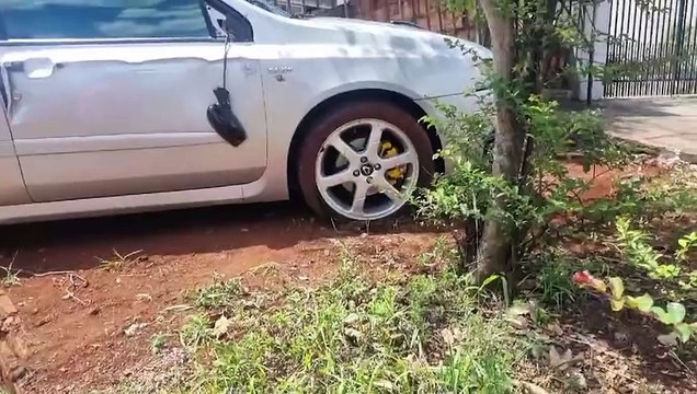 Carro desgovernado derruba portão de residência na Vila Tolentino