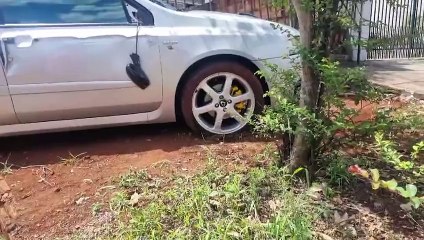 Carro desgovernado derruba portão de residência na Vila Tolentino