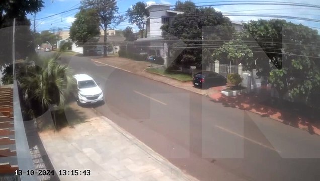 Câmera mostra carro desgovernado descendo Rua Plínio Salgado