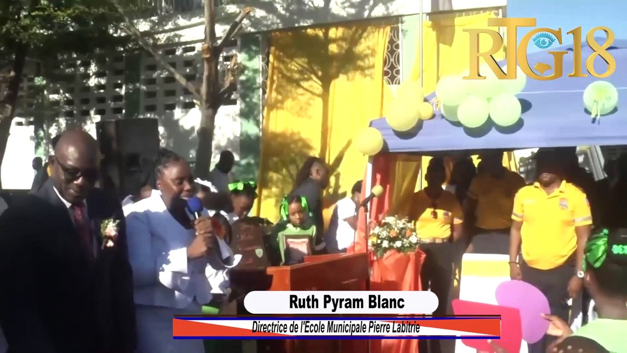 Nan rewouvèti École Municipale Pierre Labitrie divès otorite komin Delmas patisipe nan monte drapo a