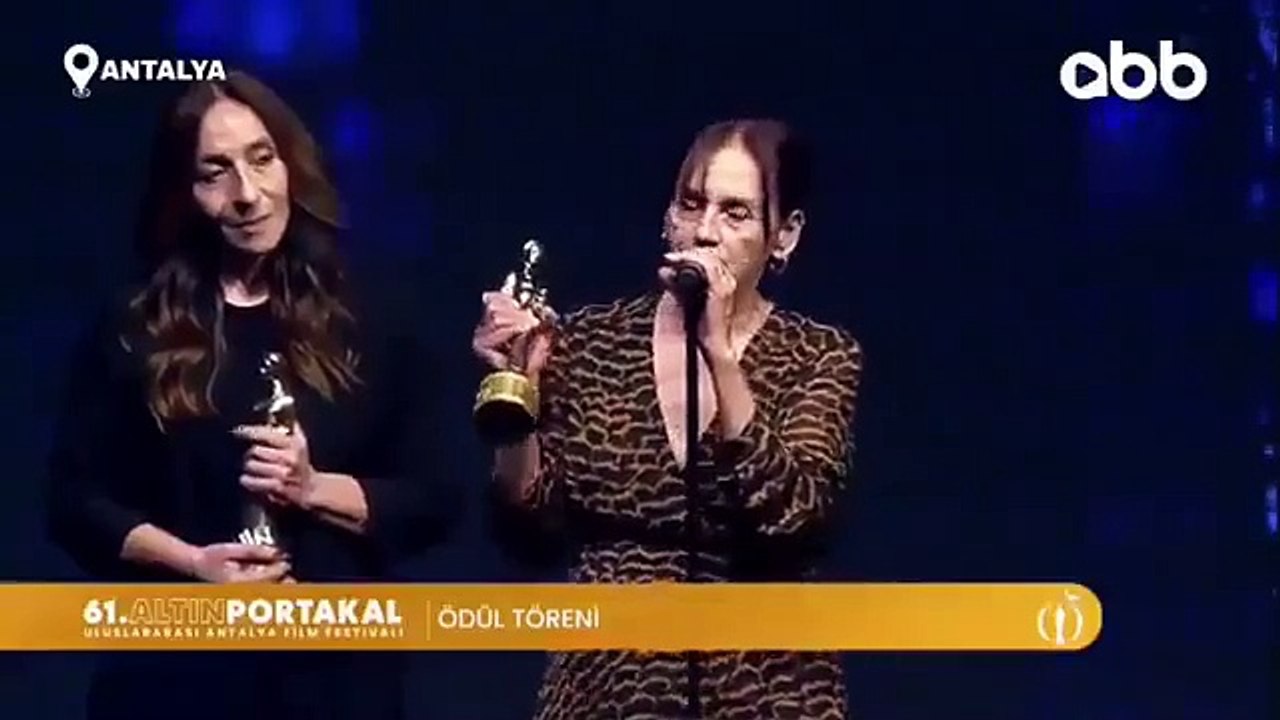 Antalya Altın Portakal Film Festivali’nde oyuncu Nur Sürer, aldığı ödülü Yılmaz Güney’e ithaf etti.