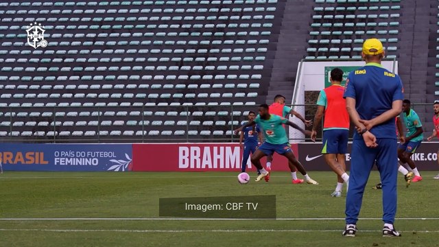 Gerson dá drible desconcertante em Fabrício Bruno em treino da Seleção Brasileira