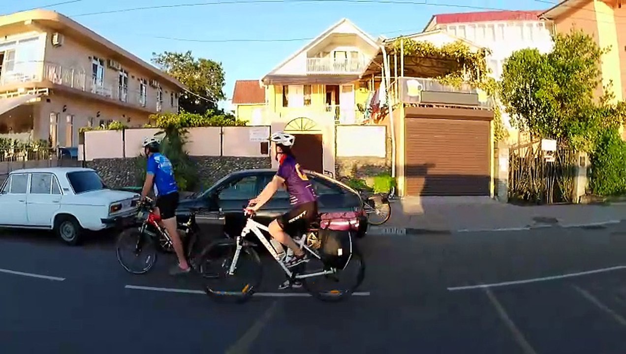 Строения через дорогу от пляжа Чайка 1