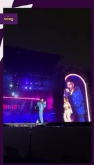 Emilia arrasa en su primera noche en Vélez.