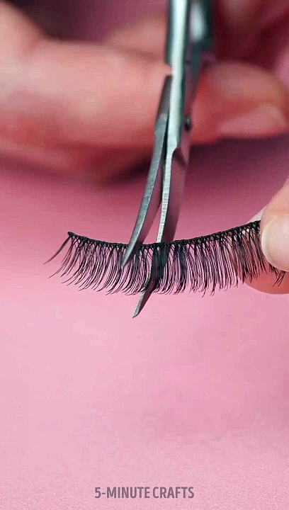 Bigger eyes using false lashes  #makeup #makeuphacks #beautytips