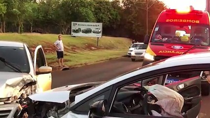 Forte colisão entre Gol e Fiesta casal ferido na Rua Visconde de Guarapuava