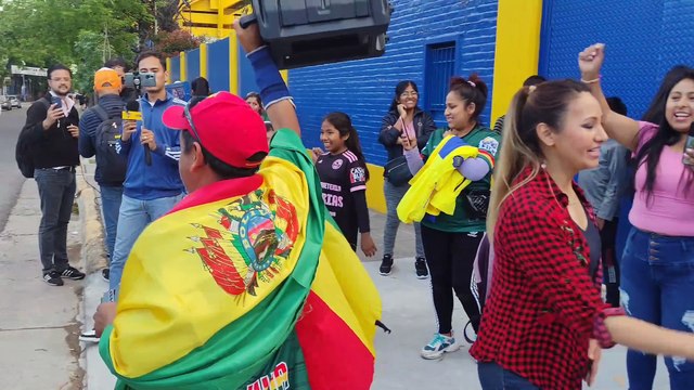Hinchas bolivianos en Argentina bailan la bomba