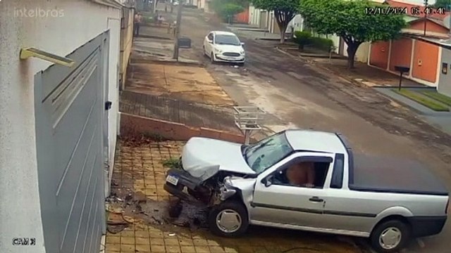 Homem rouba carro, bate em muro e foge pelado pela rua; assista